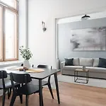 Lejlighed Historical Loft With Sauna & Free Parking, Hosts Up To 7 Guests *