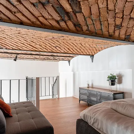 Lejlighed Historical Loft With Sauna & Free Parking, Hosts Up To 7 Guests