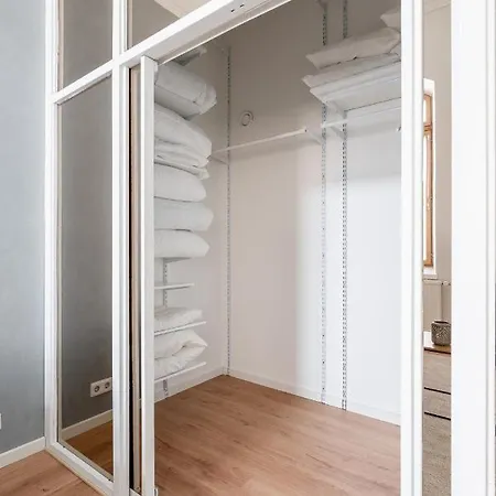 Historical Loft With Sauna & Free Parking, Hosts Up To 7 Guests Apartment